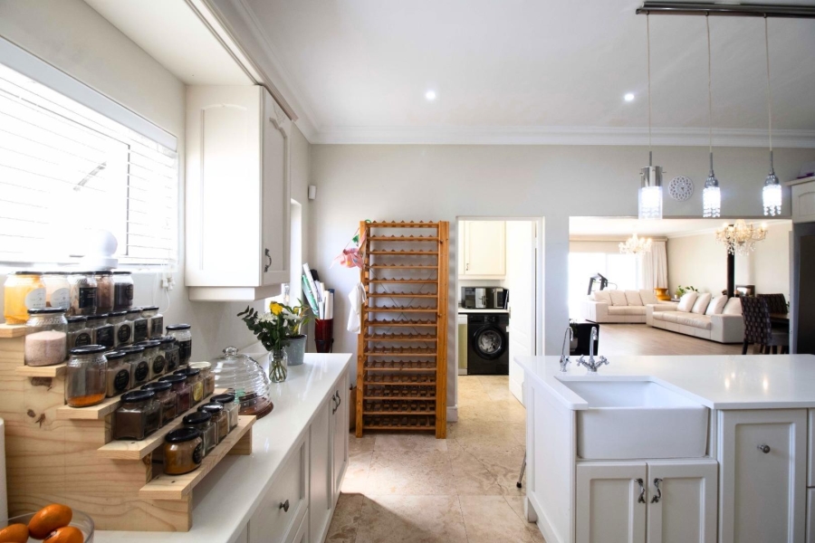 5 Bedroom Property for Sale in Sandbaai Western Cape